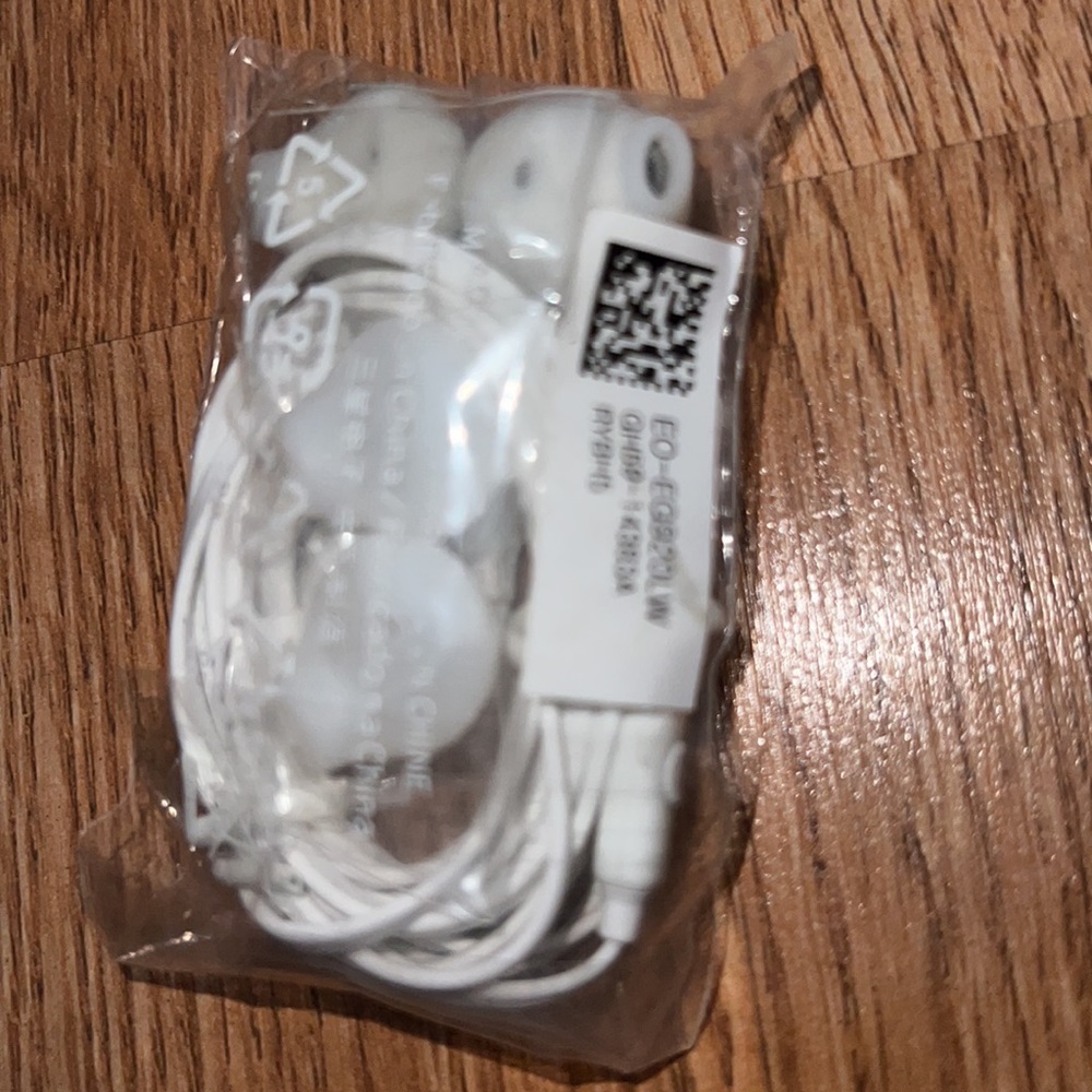 Samsung 3.5mm Earbud Stereo Quality Headphones - Picture 3 of 5